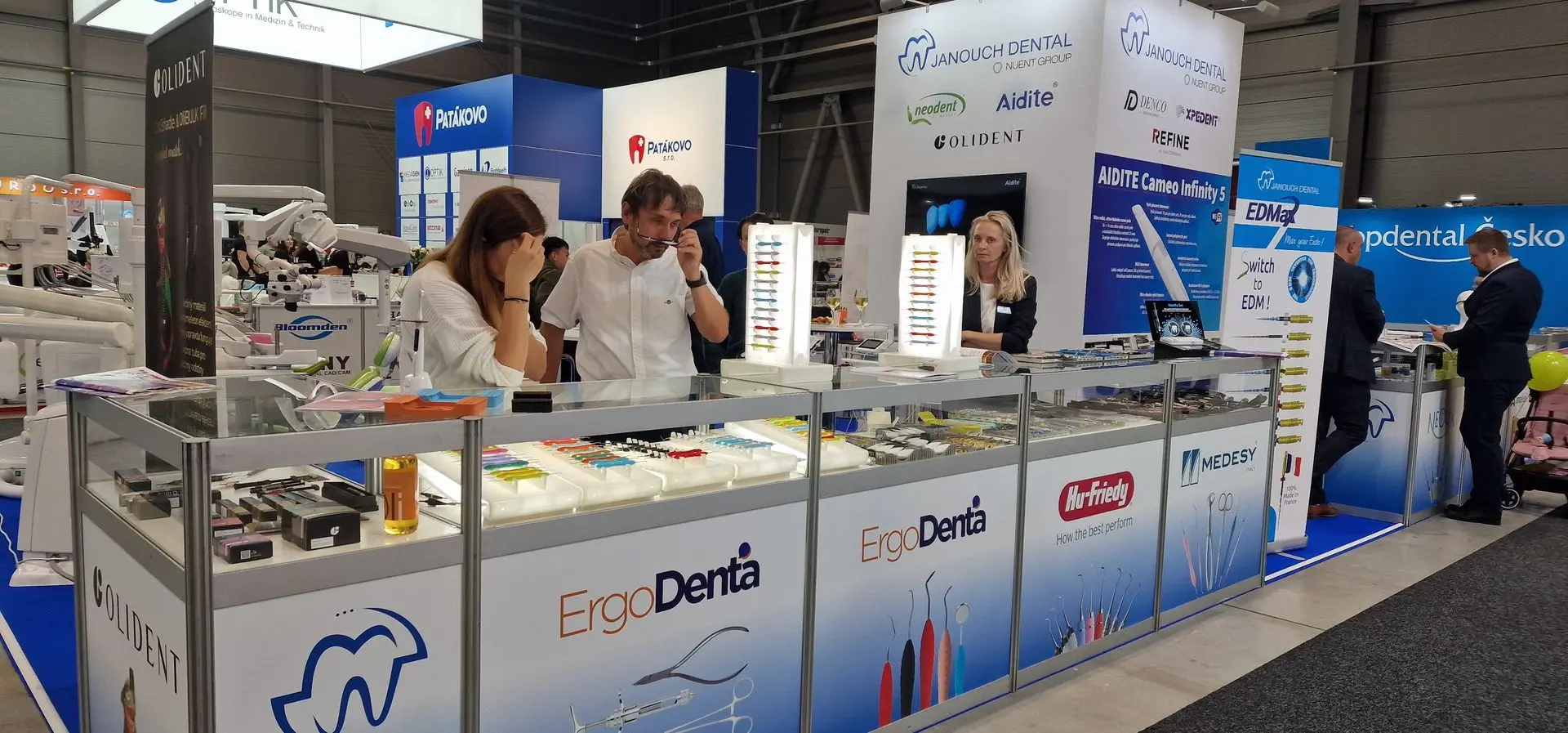 Janouch-Dental team presenting the latest ErgoX and ErgoSteel handles.